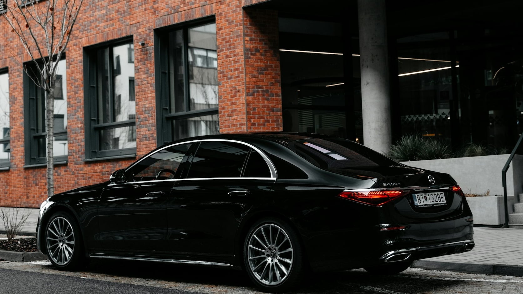 Berline Mercedes-Benz noire au crépuscule, élégance allemande